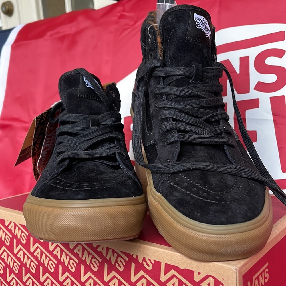 Vans WMNS Sk8-Hi Mte-1
Black/Gum
VNOA5HZYB9M
boots - sneakers - athletic shoes - Picture 7 of 16